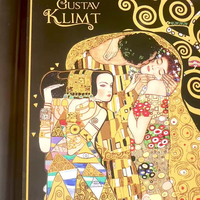 Supporto per laptop G. Klimt, Il bacio (CARMANI), personalizzabile con incisione, ideale come regalo, dimensioni 30.5x40.5cm, elegante e comodo per lavorare sulle ginocchia
