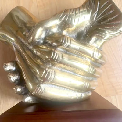 Statuetta decorativa Stretta di mano con possibilità di personalizzazione con incisione