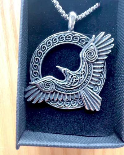 Amuleto del Falco d'Acciaio - Collana con incisione, ispirata all'arte Celtica, per regalo