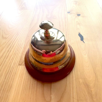 Gong in ottone per hotel su base in legno TB27/4 con possibilità di personalizzazione tramite incisione, elegante regalo in colore oro e marrone, altezza 11 cm, diametro 12 cm