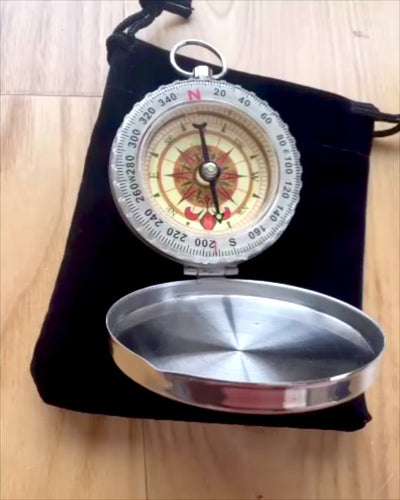 Bussola in Ottone Impermeabile con Effetto Luminoso - Essenziale per Escursioni e Campeggio, personalizzazione con incisione