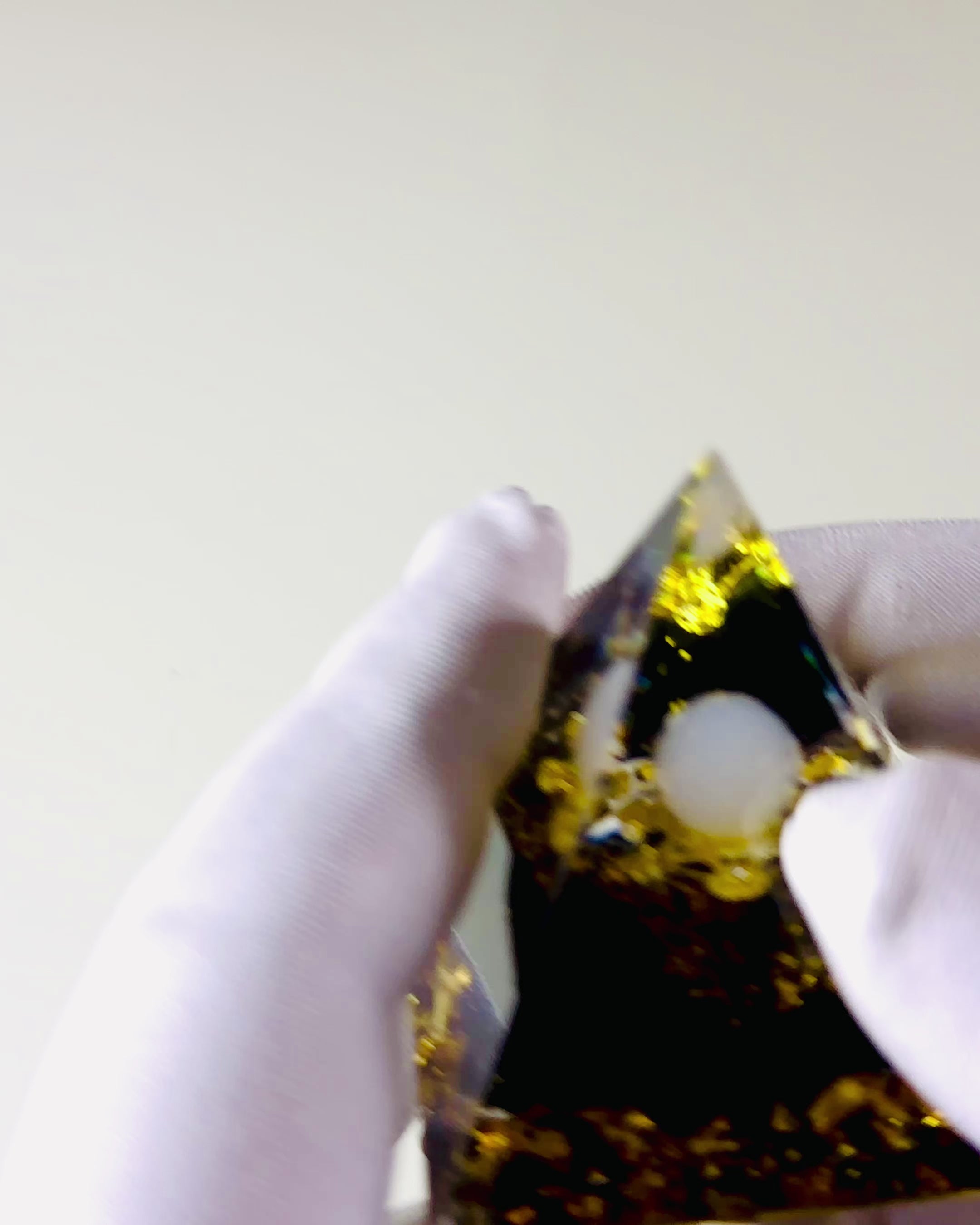 Piramide di Orgonite con Ossidiana – Generatore di Energia Chakra, Strumento di Meditazione Reiki con Pietra Naturale