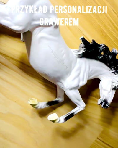 "Elegancki Skoczek" - Statuetta Bianca di Cavallo con Possibilità di Incisione