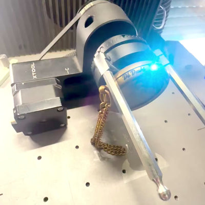 Bussola in ottone elegante con catena in custodia di pelle