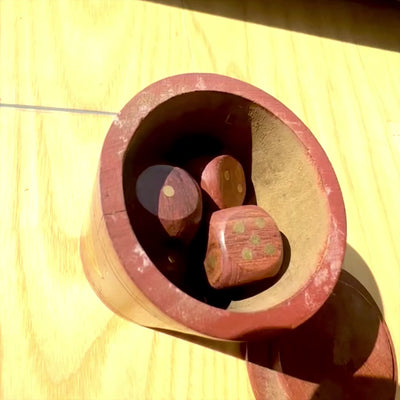 Dadi da gioco in legno in barilotto con incisione – Regalo personalizzato in acacia, altezza 7 cm, diametro 8 cm, per persone sopra i 14 anni