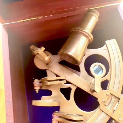 Grande sestante in ottone in un'elegante scatola di legno con possibilità di personalizzazione tramite incisione