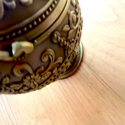 Elegante posacenere metallico a forma di sfera con incisione
