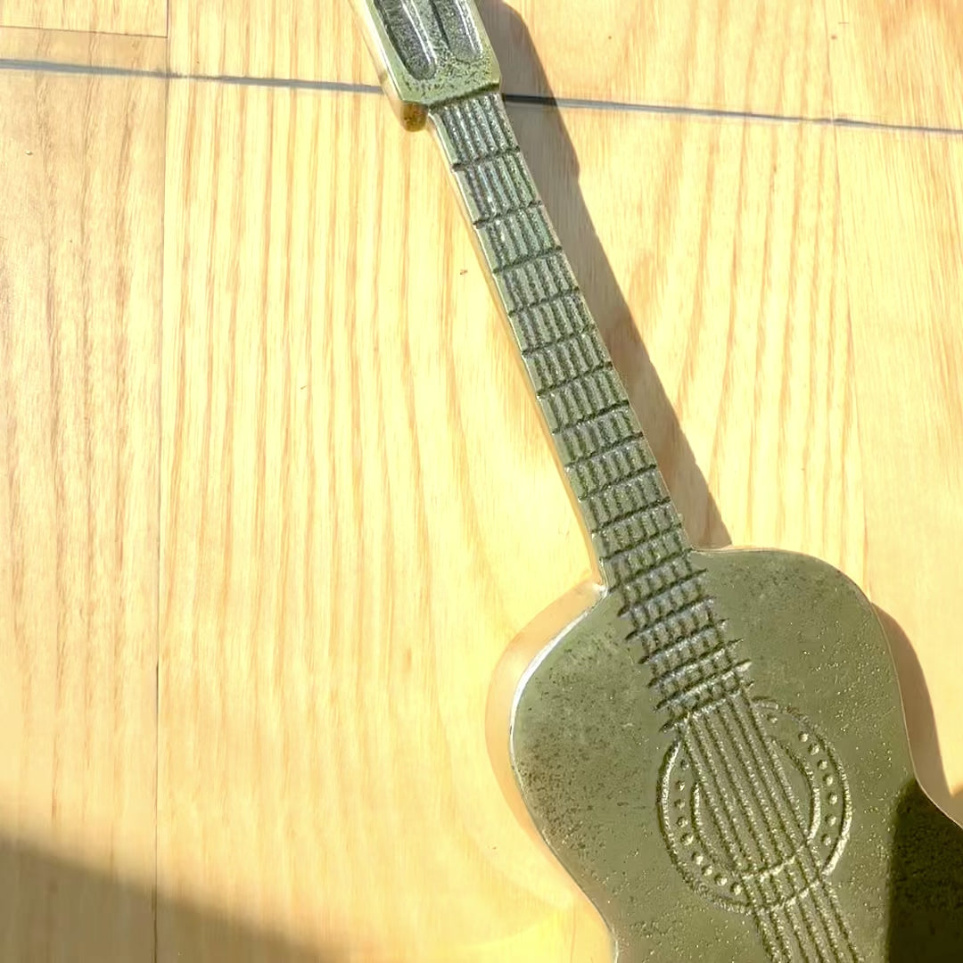 Chitarra decorativa in metallo MUS-20 con possibilità di personalizzazione tramite incisione