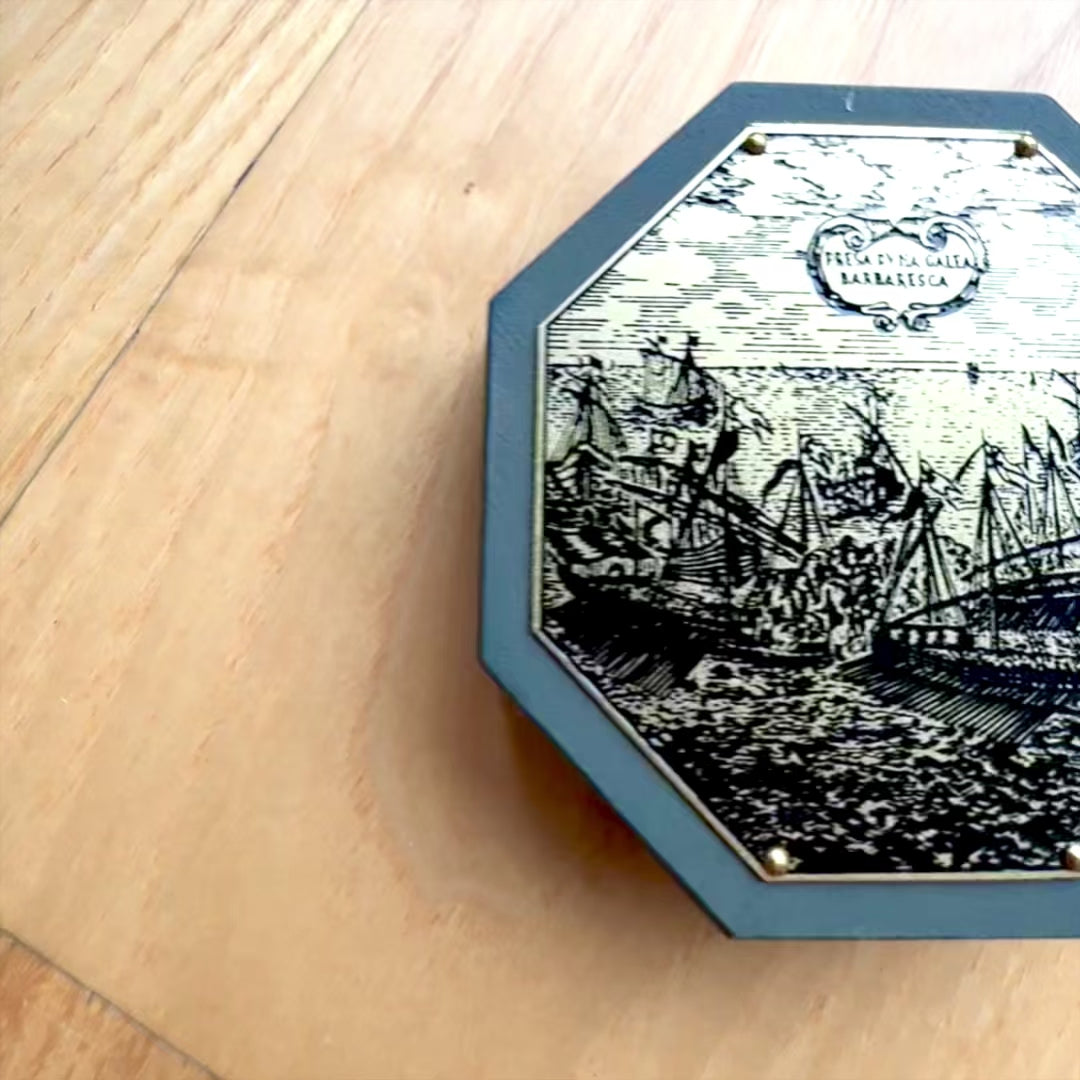 Orologio solare ottagonale e bussola H06 con possibilità di personalizzazione tramite incisione – elegante regalo per appassionati di navigazione, realizzato in legno e ottone, con ricca ornamentazione, dimensioni 7,3 x 2 cm