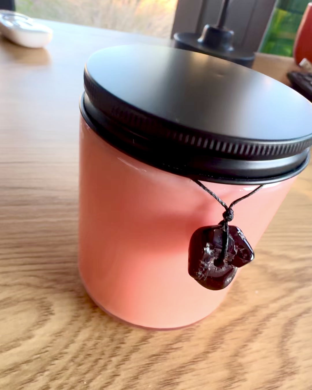 Candela di soia intenzionale 250 ml con pietra naturale – scegli la tua energia: Citrino o Granato, personalizzazione con incisione per regalo