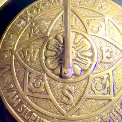 Orologio solare a fiore in ottone con possibilità di incisione personalizzata