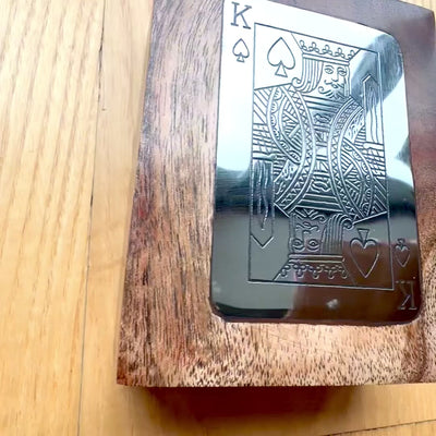 Elegante mazzo di carte in scatola di legno decorativa con targhetta in alluminio a forma di re - incisione personalizzata - regalo ideale per appassionati di giochi di carte - dimensioni scatola 11,5 x 8 x 4 cm
