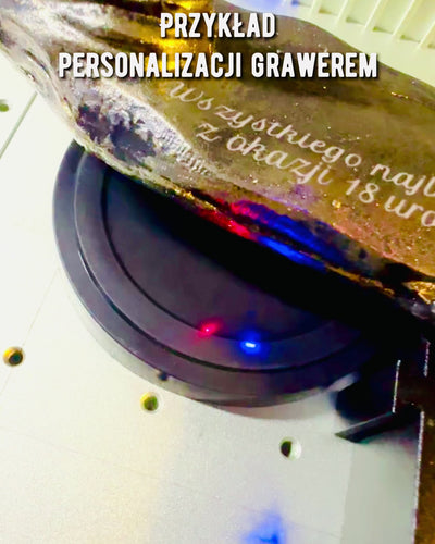 "Czarny Galop" - Elegante Statua di Cavallo con Possibilità di Incisione