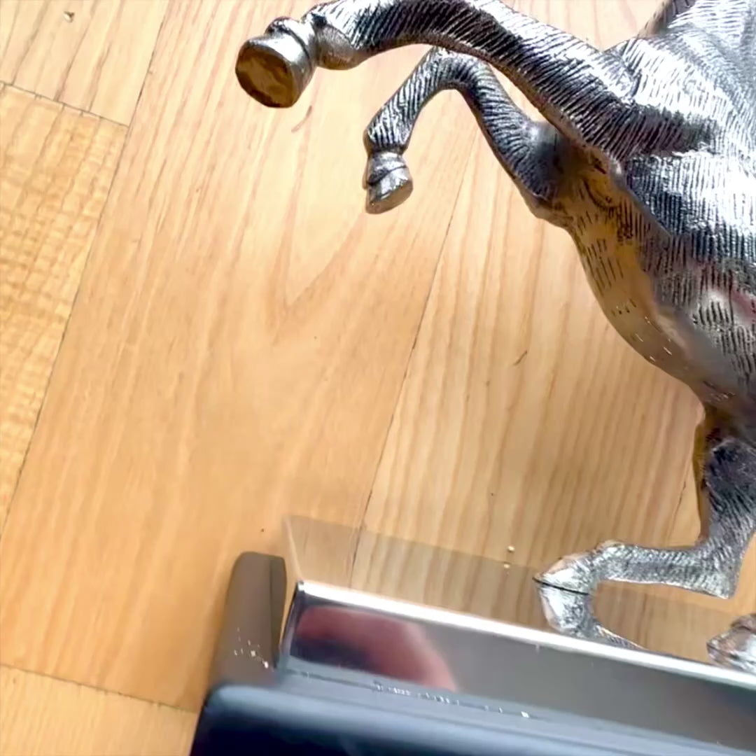 Statua Decorativa Pegaso in Alluminio su Base in Acciaio e Legno, Incisione Personalizzata, Regalo Elegante per Amanti della Mitologia Greca, Altezza 36 cm, Colore Argento con Base Nera