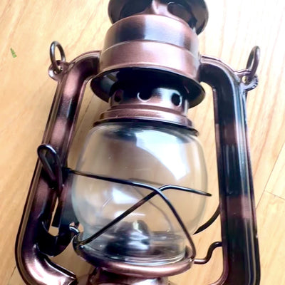 Lampada a petrolio da marinaio in stile retrò DT245F con possibilità di personalizzazione tramite incisione, ideale come regalo, realizzata in vetro e lamiera, altezza 19 cm, design marinaro
