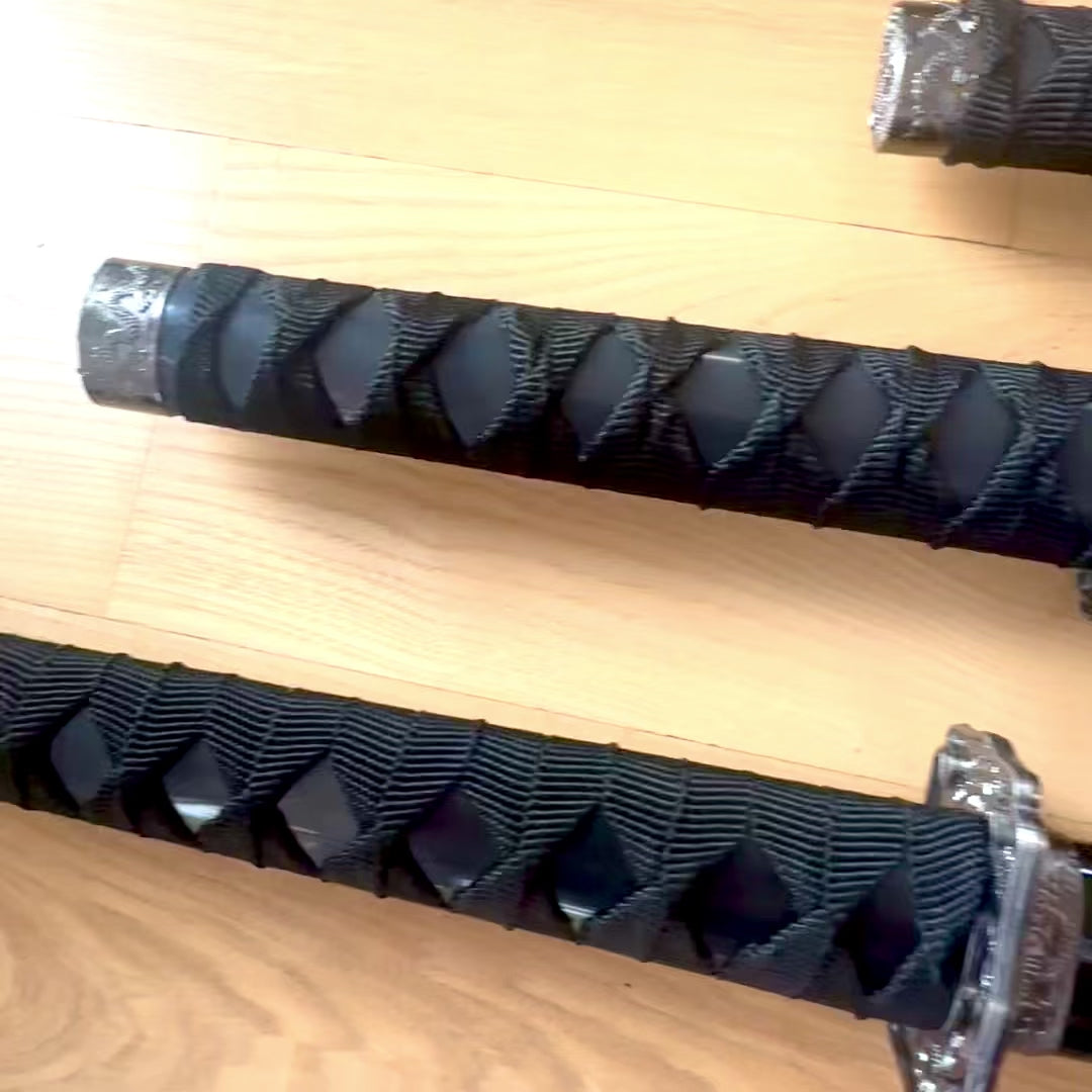 Set di 3 spade da samurai su supporto con possibilità di personalizzazione tramite incisione