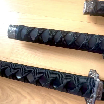 Set di 3 spade da samurai su supporto con possibilità di personalizzazione tramite incisione