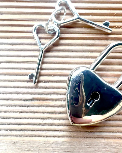 Chiavi dell'Amore in colore Argento 2 mini Lucchetti a Forma di Cuore, possibilità di personalizzazione con incisione per regalo