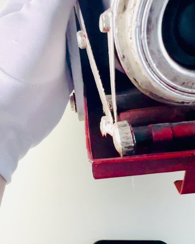 Vintage Vision: Fotocamera Decorativa Retrò con Opzione di Incisione