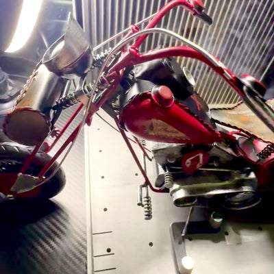 Grande modello classico in metallo di motocicletta chopper rossa con possibilità di personalizzazione tramite incisione