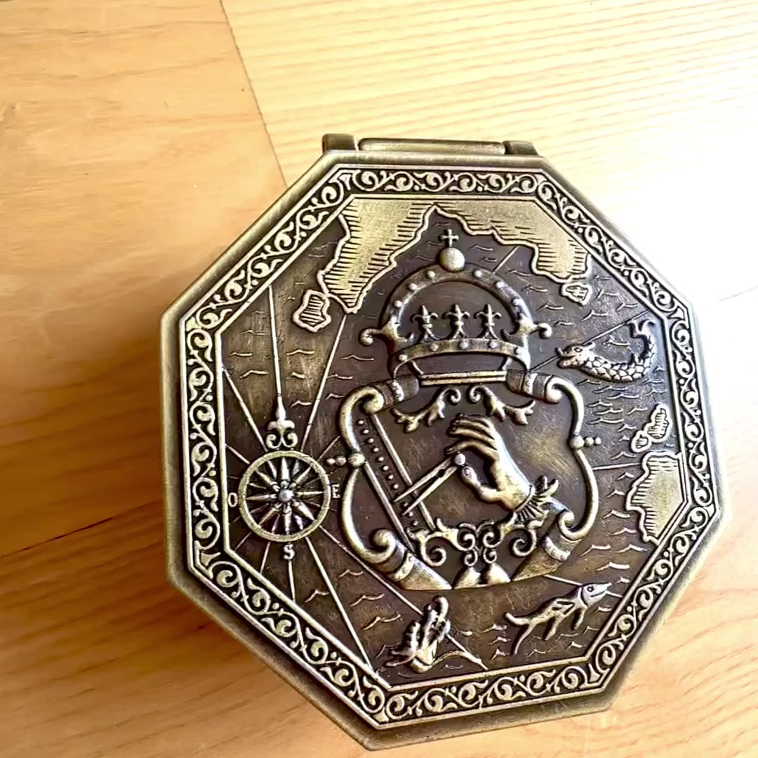 Esclusiva bussola magnetica Cardan con incisione - Replica per regalo marinaro, altezza 5,8 cm, legno di faggio e quercia, ottone, stile rinascimentale
