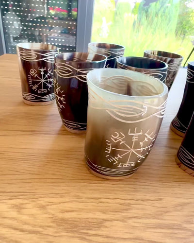 Valknut Piccolo bicchiere artigianale in corno di bufalo con simboli nordici, possibilità di personalizzazione per regalo con incisione
