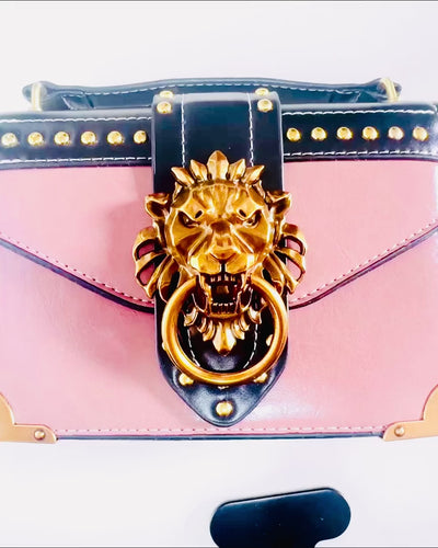 Borsa a Tracolla Quadrata Viola Chiaro con Motivo Leone – Elegante Borsetta in Pelle PU Testurizzata. Personalizzazione con Incisione