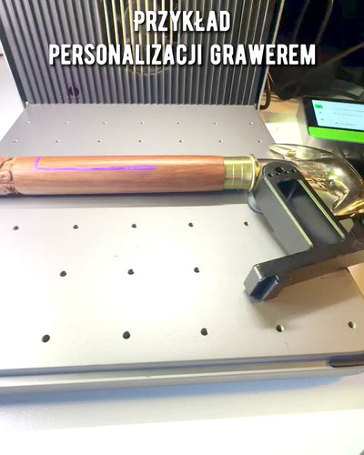 Bastone da passeggio intagliato a mano "Viandante Reale" in colore marrone con motivi