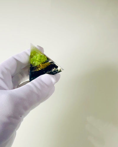 Piramide Orgonite Reiki con Cristalli Naturali - Simbolo Decorativo di Equilibrio dell'Energia dei Chakra