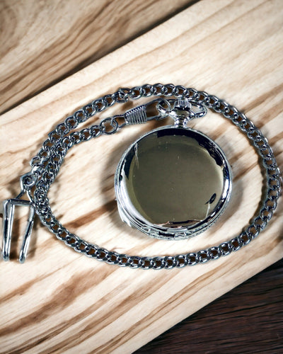 Bussola Tascabile Argento in Stile Retrò con Motivo Trafitto – Elegante e Pratica. Incisione